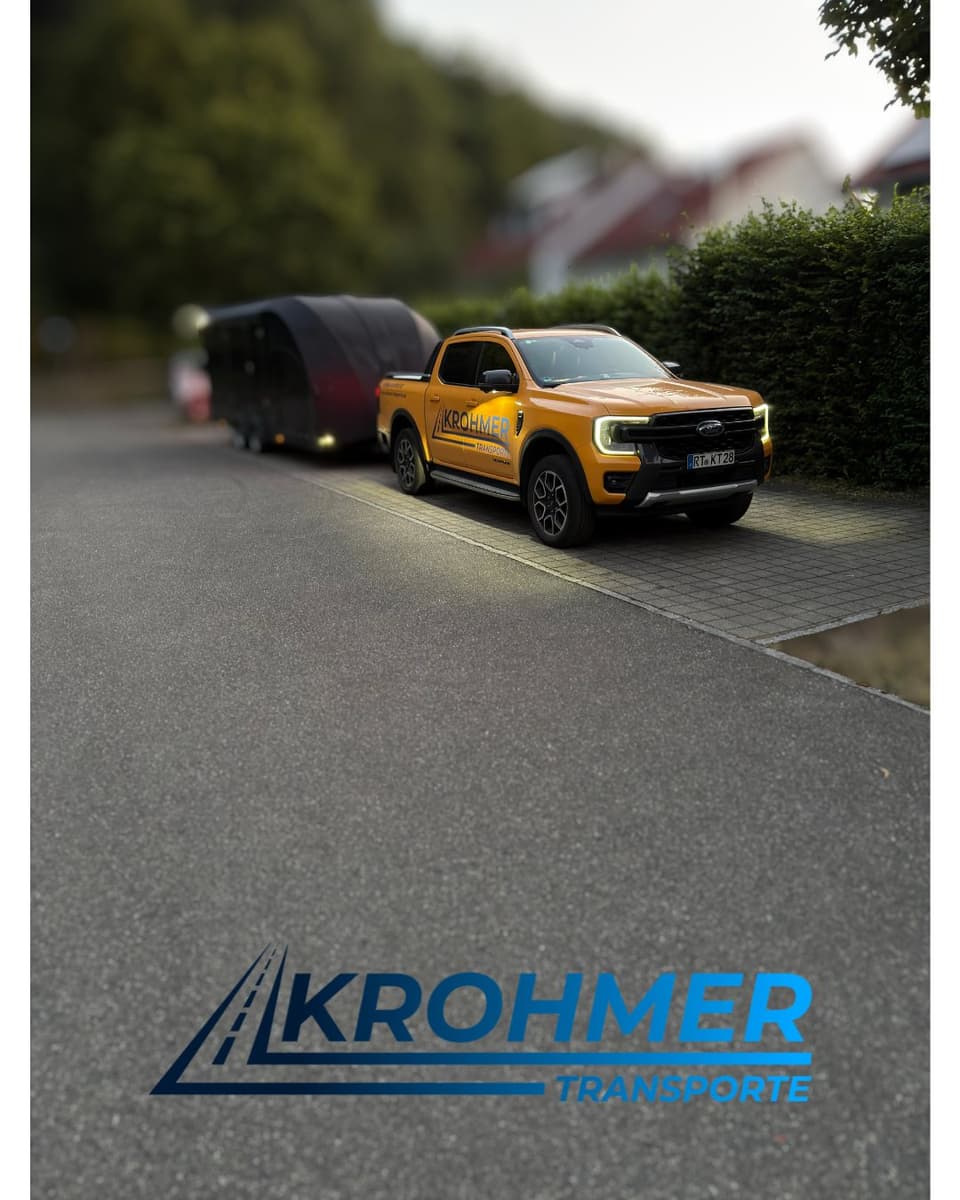 Firmenfahrzeug mit Anhaenger fuer Fahrzeugtransport – Krohmer Transporte