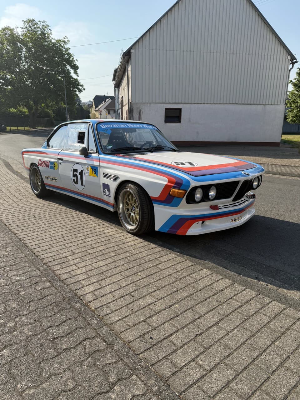 Transportierter Oldtimer BMW Rennwagen auf Strasse – Krohmer Transporte